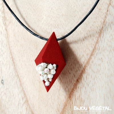 Živé šperky - Náhrdelník Diamant červený s trvalými bílými květy