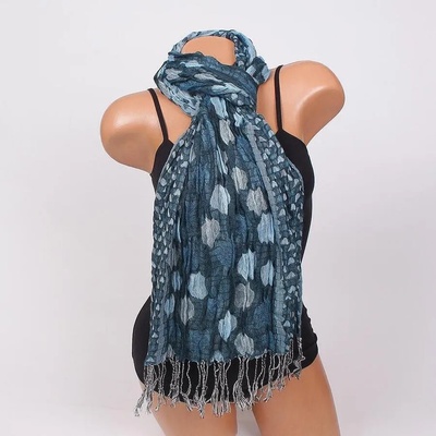 Дамски шал в сини нюанси с красив десен и ресни