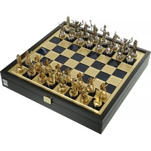 Manopoulos Šachy Řecká mytologie v dřevěné kazetě se zlatými/stříbrnými figurkami a mosaznou šachovnicí 34x34 cm