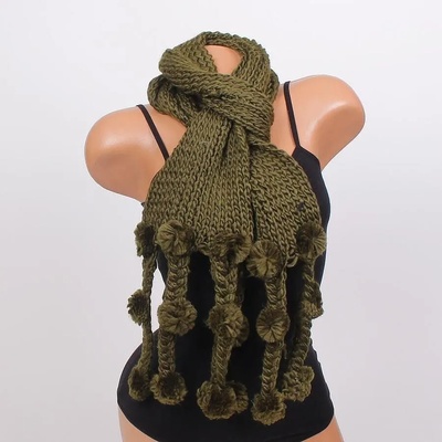 Плетен шал в маслинено зелено с плитки и помпони