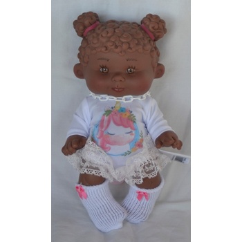 Marina & Pau Nenote snědá holčička s "kudrnatými vlásky" v bílém overalu s krajkovými nohavicemi Nenotes 26 cm Magic Edition