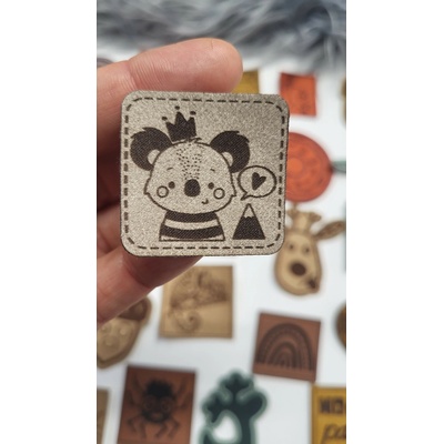 Koženkový štítok Koala Materiál/farba: Brúsená koženka BL.HNEDÁ