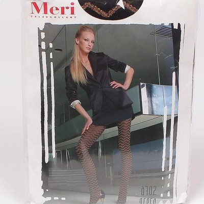 Черен чорапогащник със зигзагообразни линии