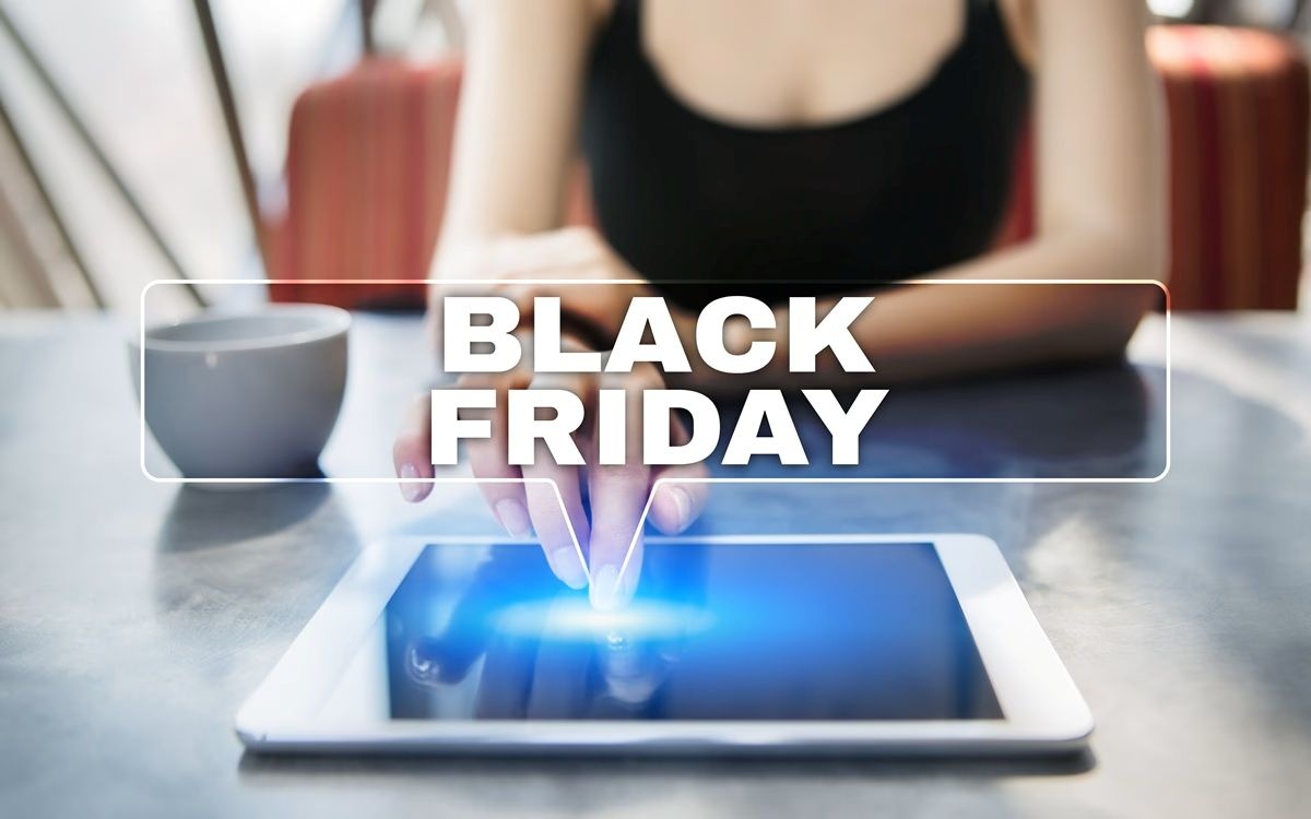 O femeie se pregătește să cumpere produse de Black Friday folosind o tabletă
