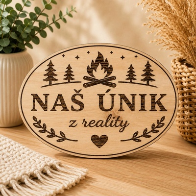 Drevená tabuľka na chatu - Náš únik z reality - oválna dekorácia