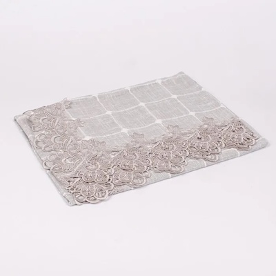 Покривка за маса в сив цвят на квадрати с нежна дантела