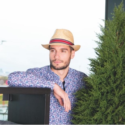 Pánský slaměný klobouk zdobený stuhou