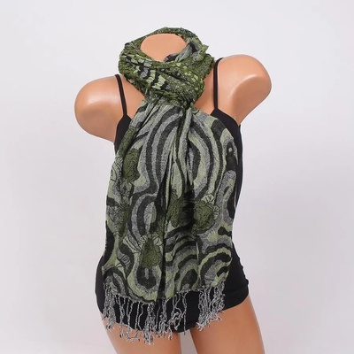 Ефектен шал в зелено и черно с рози и ресни