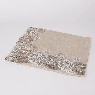 Покривка за маса в бежово с дантела