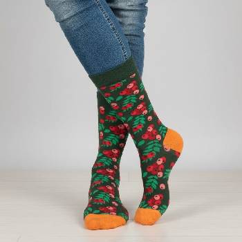 Мъжки чорапи в тъмнозелено и оранжево с горски плодове