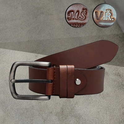 Stylový pánský kožený opasek s monogramem v moderní koňakové barvě. kožený