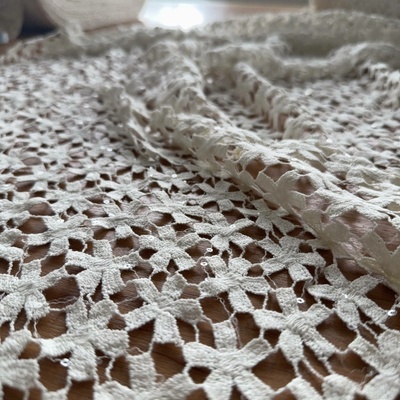 Bavlněná splývavá krajka s decentními flitry off white – Zbozi.Blesk.cz