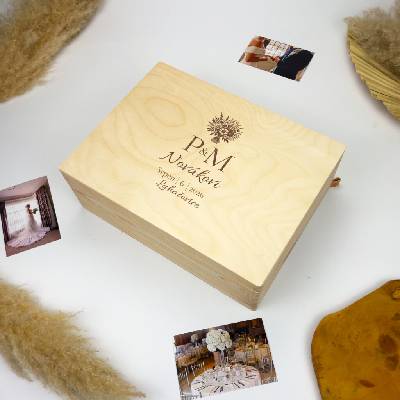 Lovelu Dřevěný svatební box s gravírováním pro novomanžele – Svatební den