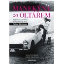 Manekýna za oltářem