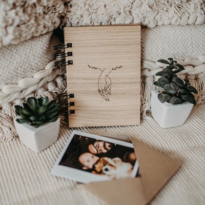Dědova dílna Mini fotoalbum Za ruce A6 na výšku Počet a barva papírů: Černé - 15 listů