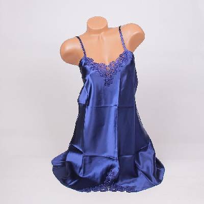 Сатенена нощница в синьо с дантела