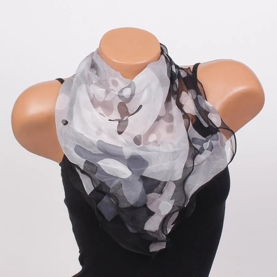 Нежно фишу в сиво и черно с големи цветя