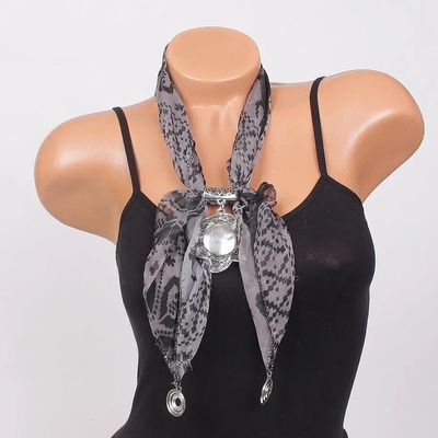 Нежно фишу в сиво и черно с метално украшение