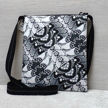 Černobílá crossbody kabelka Julie