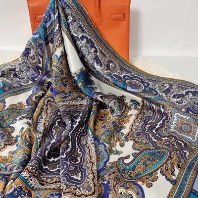 hedvábný šátek modro-fialové ornamenty v dárkovém balení