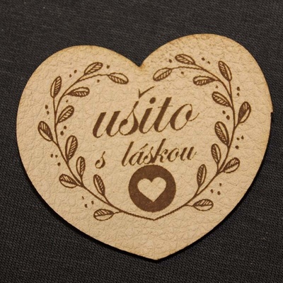 koženkový štítok ušito s láskou Materiál/farba: Biela koženka