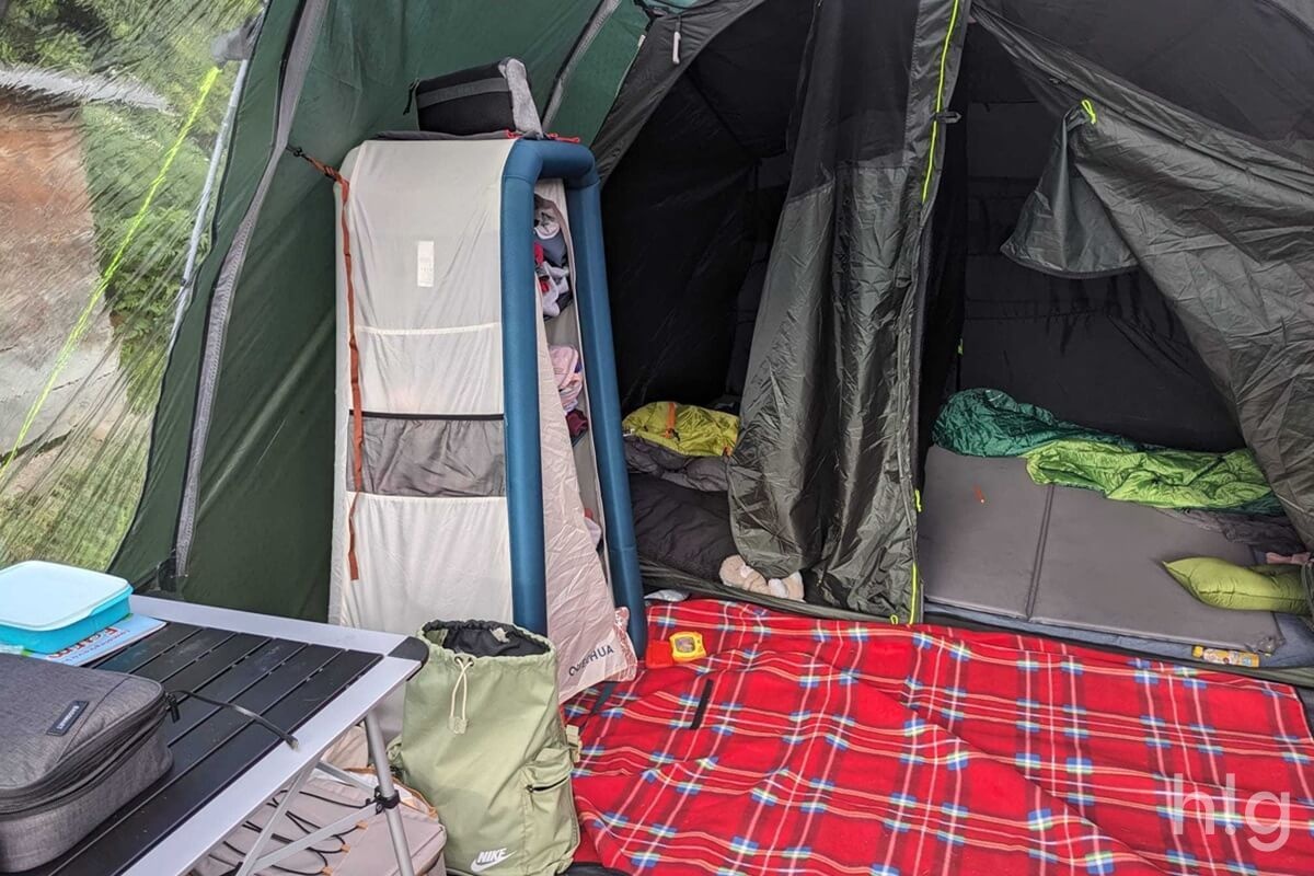 Nafukovací kempingová skříň Quechua Air Seconds jako pohodlná výbava pod stan