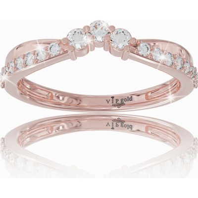 VIPgold Zlatý prsteň s bielymi zafírmi v červenom zlate RA3428c S