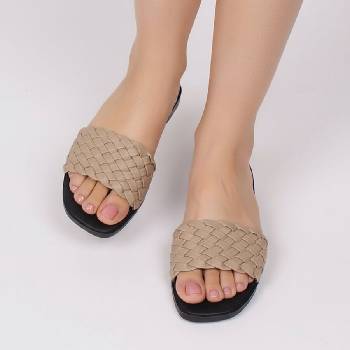 Равни дамски чехли в бежов цвят