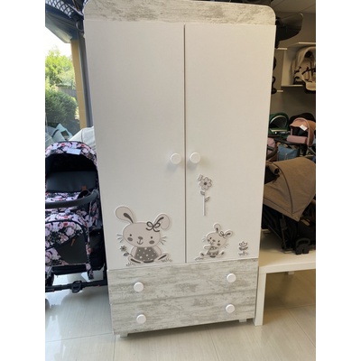 Дейзи Н БЕБЕШКИ И ДЕТСКИ ГАРДЕРОБ ЛИВИО С АПЛИКАЦИЯ ЗАЙЧЕ БЯЛ+АНТИК