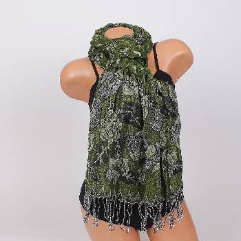 Image 1 of Дамски шал в зелено с рози и ресни