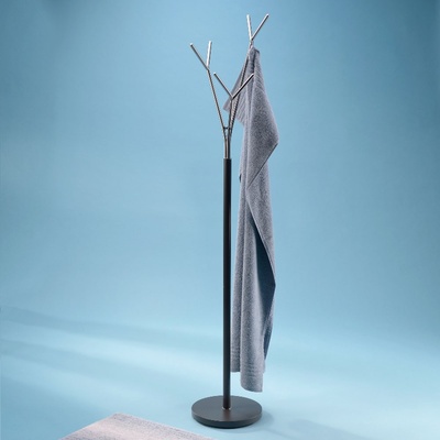 kela Висока свободно стояща закачалка KELA от серия Sinerio