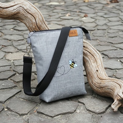 Joan Atelier Včelka Háta Crossbody taštička strojová výšivka