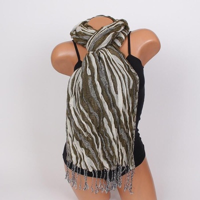 Мек и топъл шал в зелено и бяло