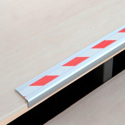 Protiskluzová schodová lišta, Aluminium m2, univerzální, červeno-bílá, š 800 mm, síla materiálu 3 mm