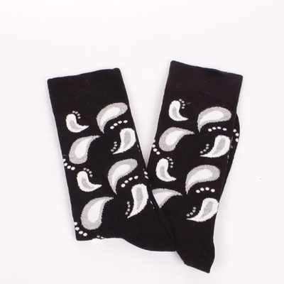 Мъжки памучни чорапи в черен цвят с декорация в бяло и сиво