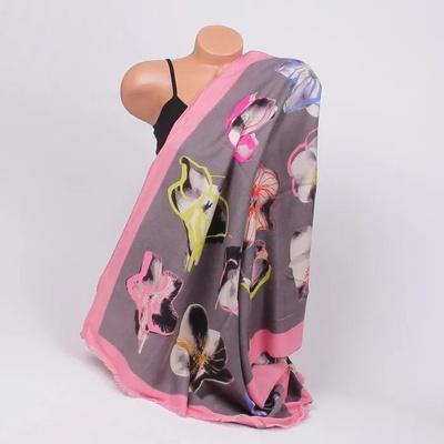 Светлосив кашмирен дамски шал с големи пъстри цветя