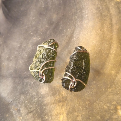 Vltavín Moldavite Stříbrné náušnice s nebroušenými vltavíny P36 0056
