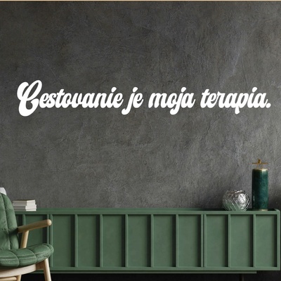 Drevený nápis na stenu - Cestovanie je moja terapia