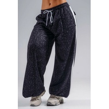 Nebbia Baggy tepláky s leopardím vzorom PRIMAL 865 black leopard