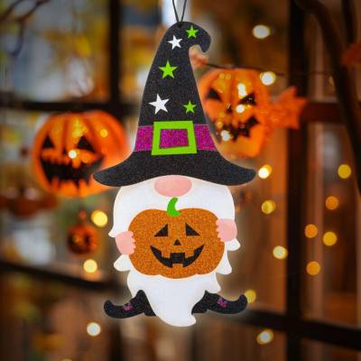 Family Závesná halloweenska dekorácia škriatka z peny 44 × 26 cm
