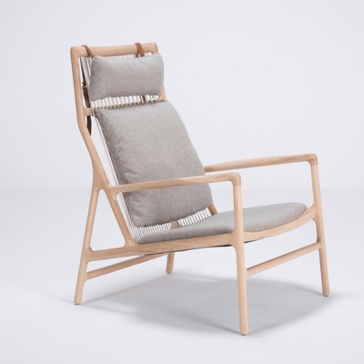 Gazzda Dedo s konštrukciou z dubového dreva so sivým textilným sedadlom