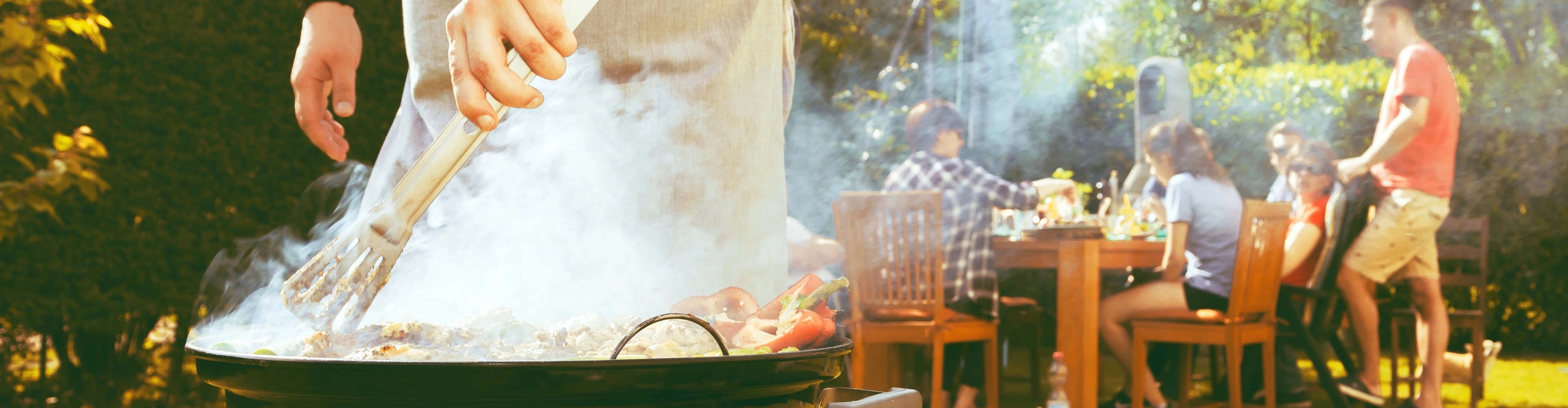 Grătar încins în aer liber cu prietenii Cum se prepară corect carnea de porc la grătar?