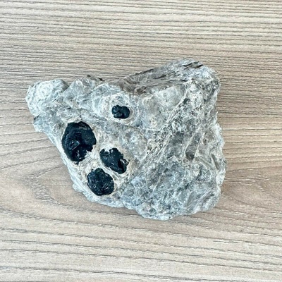 Nefertitis Obsidián Apačská slza v matrixu USA 66 NF64478 - cca 1,9 cm, 433 g