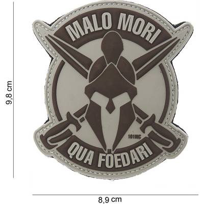 Gumová nášivka 101 Inc nápis Malo mori qua foedari - sivá