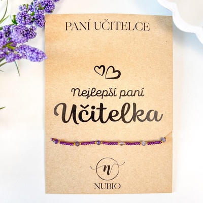 NUBIO Dárková karta pro paní učitelku se šnůrkovým náramkem s ametystem a skleněnými korálky