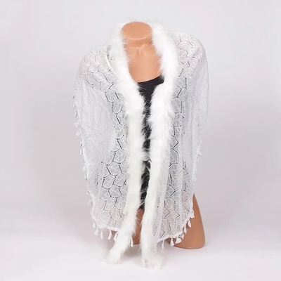 Дантелен шал в бяло с пухче