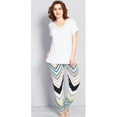 Дамска макси пижама в бяло и цветен десен