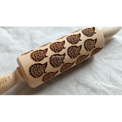 GoodyWoody Embosovaný váleček na těsto 24 cm Ježek