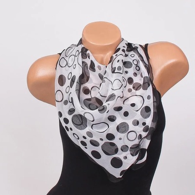 Копринено фишу в бяло с големи черни кръгове