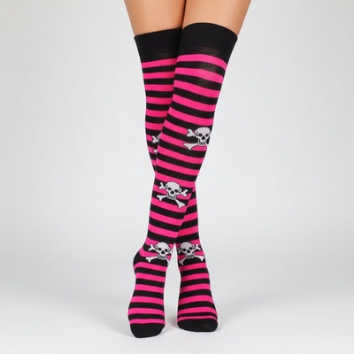 Дамски 7/8 чорапи на райе в черно и циклама с черепи